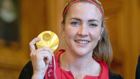 Edina Müller mit ihrer Paralympics-Goldmedaille © Witters Foto: Valeria Witters