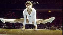 Die rumänische Schwebebalken-Turnerin Nadia Comaneci © picture alliance / united archives 