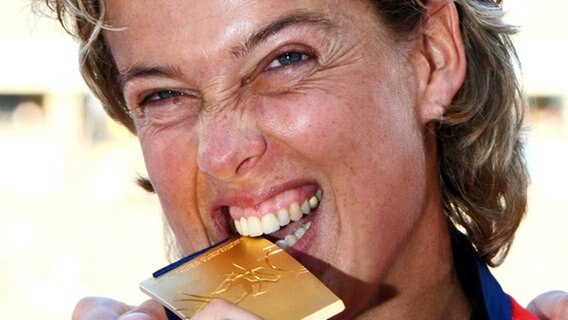 Speerwerferin Steffi Nerius beißt auf ihre Goldmedaille. © AP Foto: Markus Schreiber