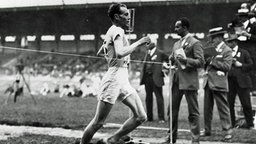 Der finnische Läufer Paavo Nurmi (l) siegt bei der Olympiade 1924 in Chamonix bei Paris im 1500-Meter-Lauf. © ullstein bild - ullstein bild 