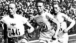 Der finnische Läufer Paavo Nurmi (l.) siegt bei Olympia 1924 in in Paris im 5000-Meter-Lauf. © picture-alliance/ dpa 