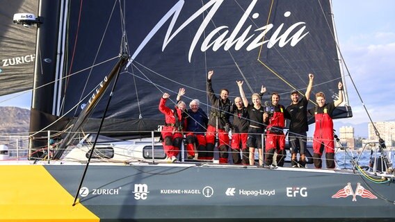 Das Team Malizia von Boris Herrmann freut sich über den Sieg im Hafenrennen von Alicante. © Sailing Energy / The Ocean Race 
