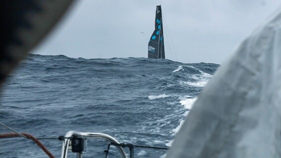 Die Yacht 11th Hour von der Malizia aus gesehen. © Malizia / Antoine Auriol 