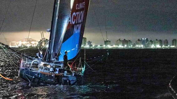 Die Malizia - Seaexplorer mit Skipper Boris Herrmann an Deck kurz vor Itajai © AFP Foto: Anderson Coelho