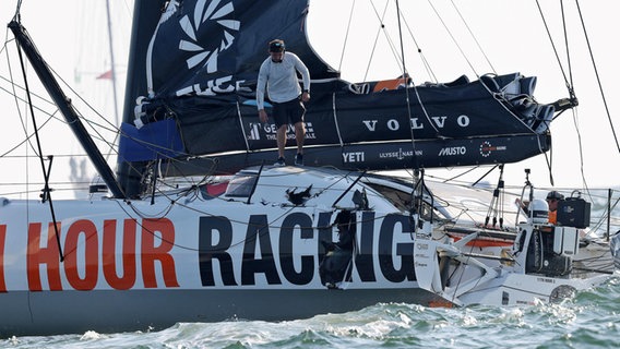 Im Heck der Imoca-Yacht von 11th Hour Racing klafft ein großes Loch. © IMAGO / Andreas Beil 