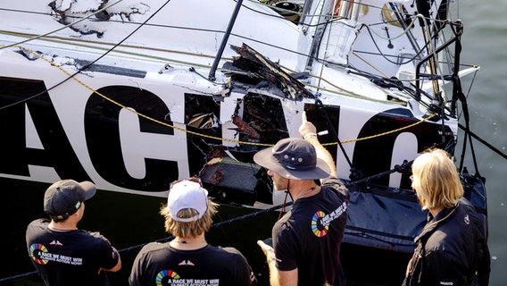 Schaden am Boot des 11th Hour Racing Teams, das nach einer Kollision in den Hafen zurückkehrte. Das Rennen startete in Schevening und führte zur letzten Etappe nach Genua, Italien, zum Ziel des Ocean Race. © picture alliance / ANP Foto: ROBIN VAN LONKHUIJSEN