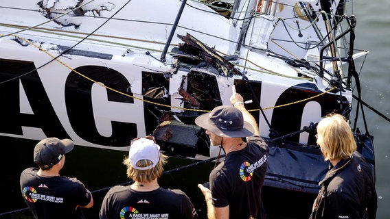 Schaden am Boot des 11th Hour Racing Teams, das nach einer Kollision in den Hafen zurückkehrte. Das Rennen startete in Schevening und führte zur letzten Etappe nach Genua, Italien, zum Ziel des Ocean Race. © picture alliance / ANP Foto: ROBIN VAN LONKHUIJSEN