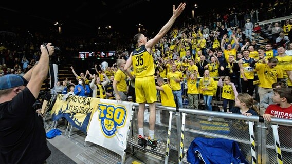 Alen Pjanic feiert mit den Oldenburger Basketball-Fans © IMAGO / Eibner 