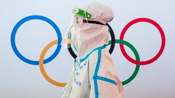 Ein Volunteer bei den Olympischen Winterspielen im Schutzanzug © imago images 