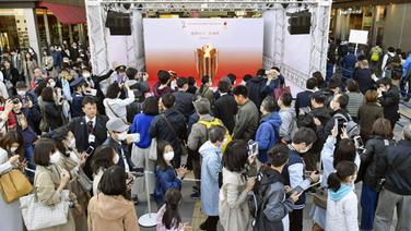 Menschenmassen im japanischen Bahnhof Sendai, wo das Olympische Feuer präsentiert wird. © imago images / Kyodo News 