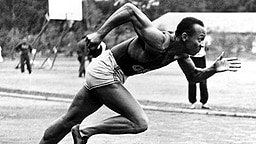 Jesse Owens (USA), vierfacher Olympiasieger 1936 in Berlin, Startübungen beim Training im Olympischen Dorf in Döberitz © ullstein bild - ullstein bild 