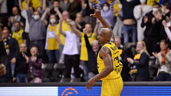 Rickey Paulding lässt sich von den Oldenburger Fans feiern. © picture alliance / Eibner-Foto 