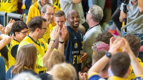 Rickey Paulding inmitten der Fans. © IMAGO / Eibner 