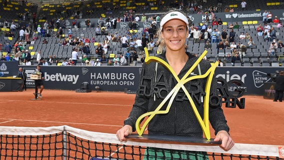 Tennispielerin Bernarda Pera mit der Siegtrophäe am Hamburger Rothenbaum. © Witters 