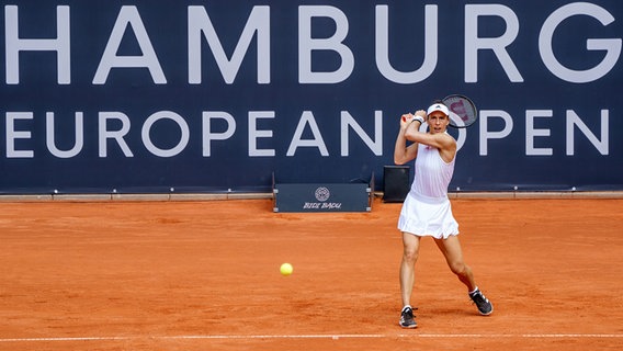Tennisspielerin Andrea Petkovic schlägt eine Rückhand. © picture alliance/dpa | Axel Heimken 