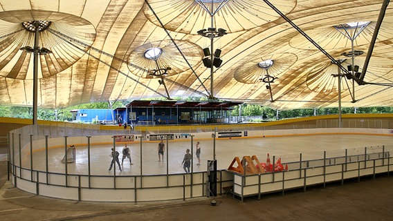 Die Eissport- und Bahnradhalle in Hamburg-Stellingen © picture alliance / dpa Foto: Axel Heimken