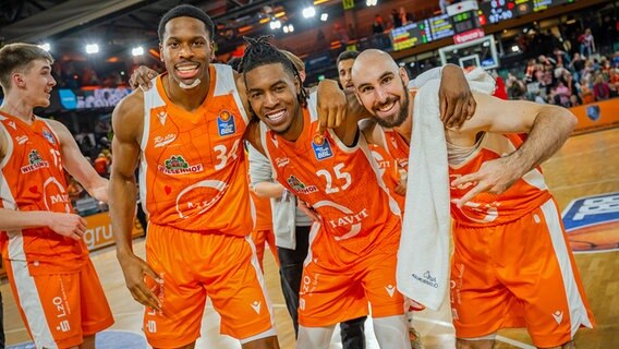 Die Rasta-Spieler Richmond Aririguzoh (34), Wes Iwundu (25) und Tommy Kuhse (12) lächeln in die Kamera. © IMAGO / Christian Becker 