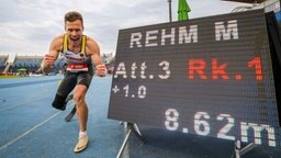 Markus Rehm bejubelt seinen Weltrekord-Weitsprung über 8,62 Meter. © IMAGO / Beautiful Sports 