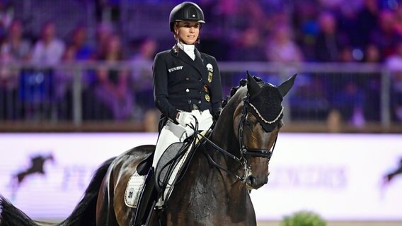 Europameisterin Jessica von Bredow-Werndl mit dem Pferd TSF Dalera. © Witters Foto: Leonie Horky