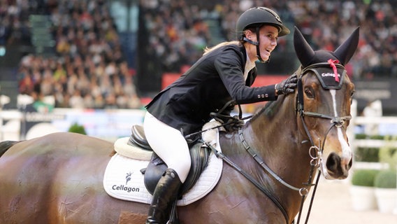 Janne Friederike Meyer-Zimmermann mit Messi © picture alliance / dpa Foto: Sebastian Willnow