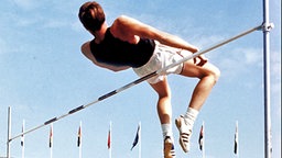 Der US-Amerikaner Richard Fosbury überspringt die 2,24 m und holt damit die Goldmedaille im Hochsprung. © picture-alliance/ dpa