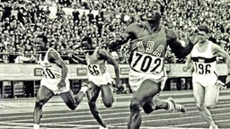 Der US-amerikanische Olympia-Sieger Robert Hayes beim 100-m-Lauf in Tokio © picture alliance / united archives 