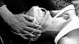 Langläufer Ron Clarke kollabiert während der Olympischen Spiele in Mexiko © picture alliance / united archives