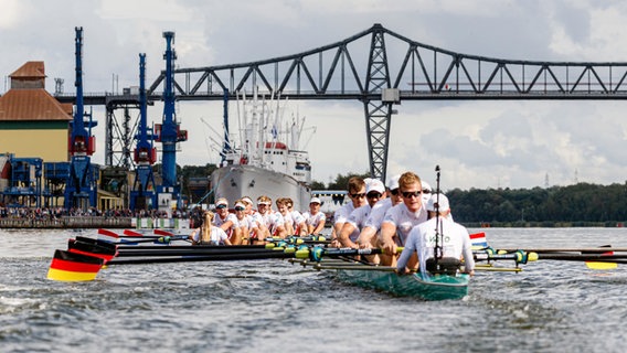 Der Deutschland-Achter (r.) im Kopf-an-Kopf-Rennen mit dem niederländischen Boot © picture alliance/Markus Scholz/dpa Foto: Markus Scholz