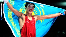 Der kasachische Federgewichtsboxer Beksat Sattarchanow bejubelt 2000 seine olympische Goldmedaille. © picture-alliance / dpa