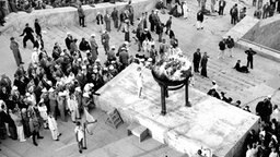 Fritz Schilgen entfacht 1936 in Berlin das olympische Feuer. © picture-alliance / Schirner Sportfoto