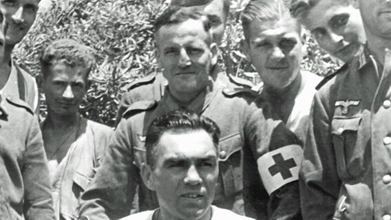 Max Schmeling (v.) umgeben von deutschen Sanitätern und Soldaten der Wehrmacht im Lazarett von Athen. © picture-alliance / dpa 