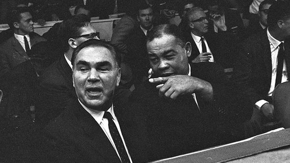 Zwei Boxer unter sich: Max Schmeling (l.) und der US-Amerikaner Joe Louis im Jahr 1966. © picture-alliance / dpa Foto: akg-images