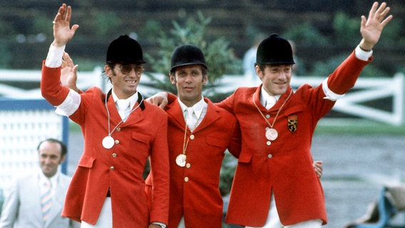 Olympiasieger Alwin Schockemöhle (M.) mit Silbermedaillengewinner Michel Vaillancourt (l.) aus Kanada und dem belgischen Bronzemedaillengewinner Francois Mathy (r.) © picture-alliance / dpa 