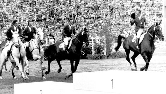 Die deutschen Silbermedaillengewinner Paul Schockemöhle, Sönke Sönksen, Hans-Günter Winkler und Alwin Schockemöhle (v.l.) bei den Olympischen Spielen in Montreal © picture-alliance / dpa 