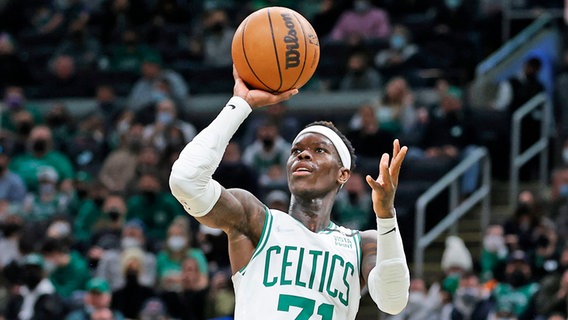 Basketball-Nationalspieler Dennis Schröder im Trikot der Boston Celtics © picture alliance / ASSOCIATED PRESS Foto: Mary Schwalm