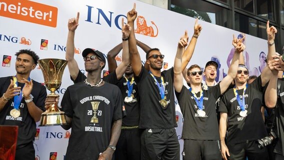 Die deutschen Basketball-Weltmeister beim Empfang in Frankfurt © picture alliance / dpa Foto: Boris Roessler