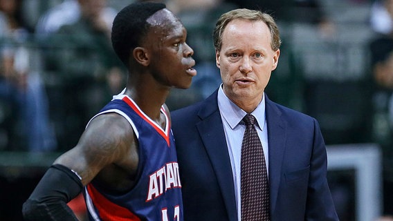 Dennis Schröder (Atlanta Hawks, l.) mit dem Trainer der Atlanta Hawks, Mike Budenholzer Dennis Schröder (Atlanta Hawks, l.) mit dem Trainer der Atlanta Hawks, Mike Budenholzer © Witters Foto: Kevin Jairaj