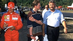 Michael Schumacher 1996 mit Bruder Ralf und Manager Willi Weber (v.l.) © picture-alliance 