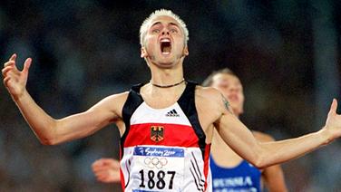 Schier ungläubiger Jubel: Mittelstreckler Nils Schumann (Großengottern) bei seinem Sensations-Olympiasieg von Sydney über 800 m © picture-alliance / dpa