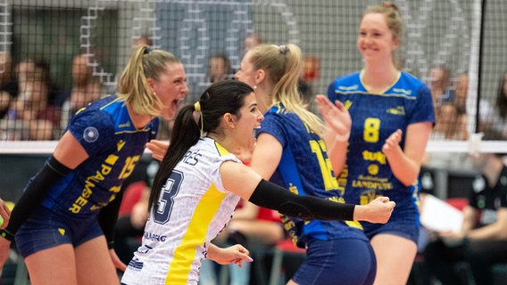 Die Schweriner Volleyballerinnen jubeln nach dem Sieg in Dresden. © picture alliance / dpa Foto: Sebastian Kahnert