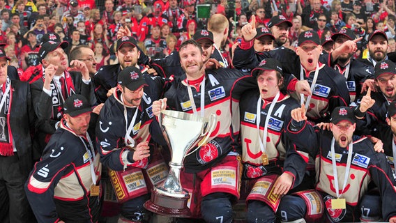 Die Hannover Scorpions feiern 2010 die Meisterschaft © imago/City-Press 