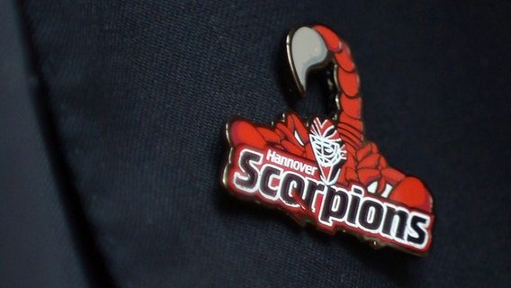 Ein Anstecker mit dem Logo der Hannover Scorpions © picture alliance/dpa Foto: Peter Steffen