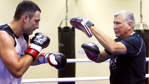 Box-Trainer Fritz Sdunek (r.) mit Vitali Klitscho © picture alliance / dpa 