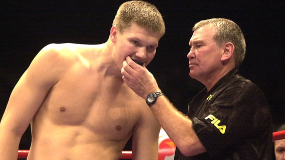 Box-Trainer Fritz Sdunek (r.) mit Alexander Dimitrenko © picture-alliance / Sven Simon 