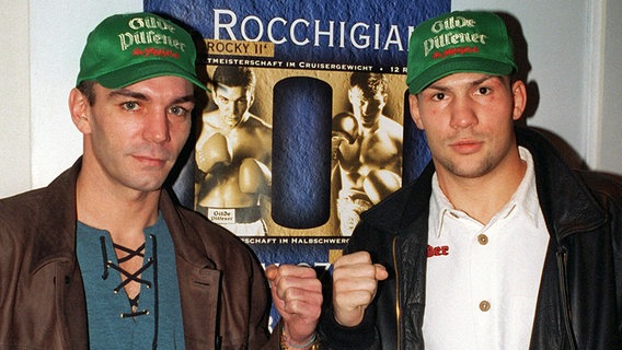 Die Box-Weltmeister Ralf Rocchigiani (l.) und Dariusz Michalczewski 1996. © picture alliance / dpa 