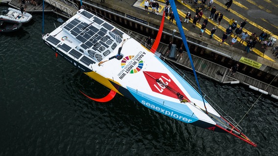 Boris Herrmanns neue Yacht "Malizia Seaexplorer" wird zu Wasser gelassen. © Yann Riou - polaRYSE 