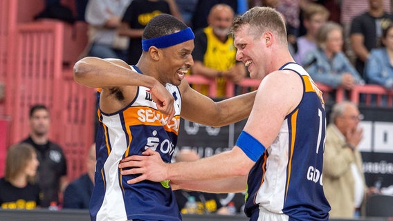 Die Rostocker Basketballer Chris Carter (l.) und Till Gloger. © IMAGO / Eibner 