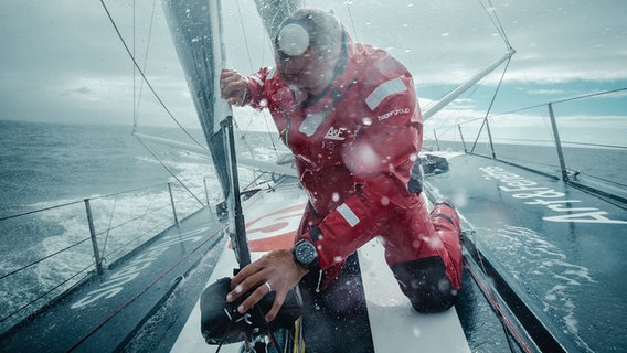 Skipper Fabrice Amedeo an Deck in stürmischer See © picture alliance / DPPI media | Pierre Bouras 