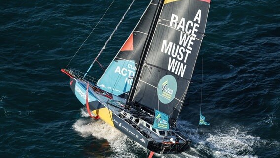 Die Malizia von Boris Herrnann beim Ocean Race. © IMAGO/Pierre Bouras 