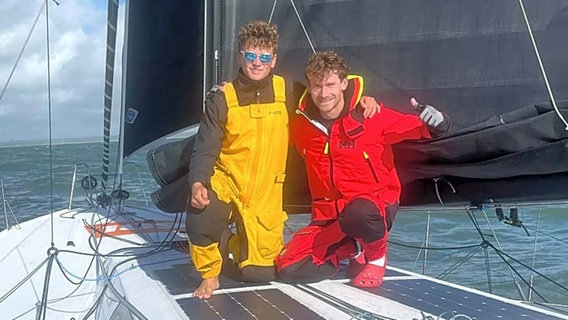 Die Offshore-Segler Lennart Burke (r.) und Marwin Fink. © picture alliance / dpa 